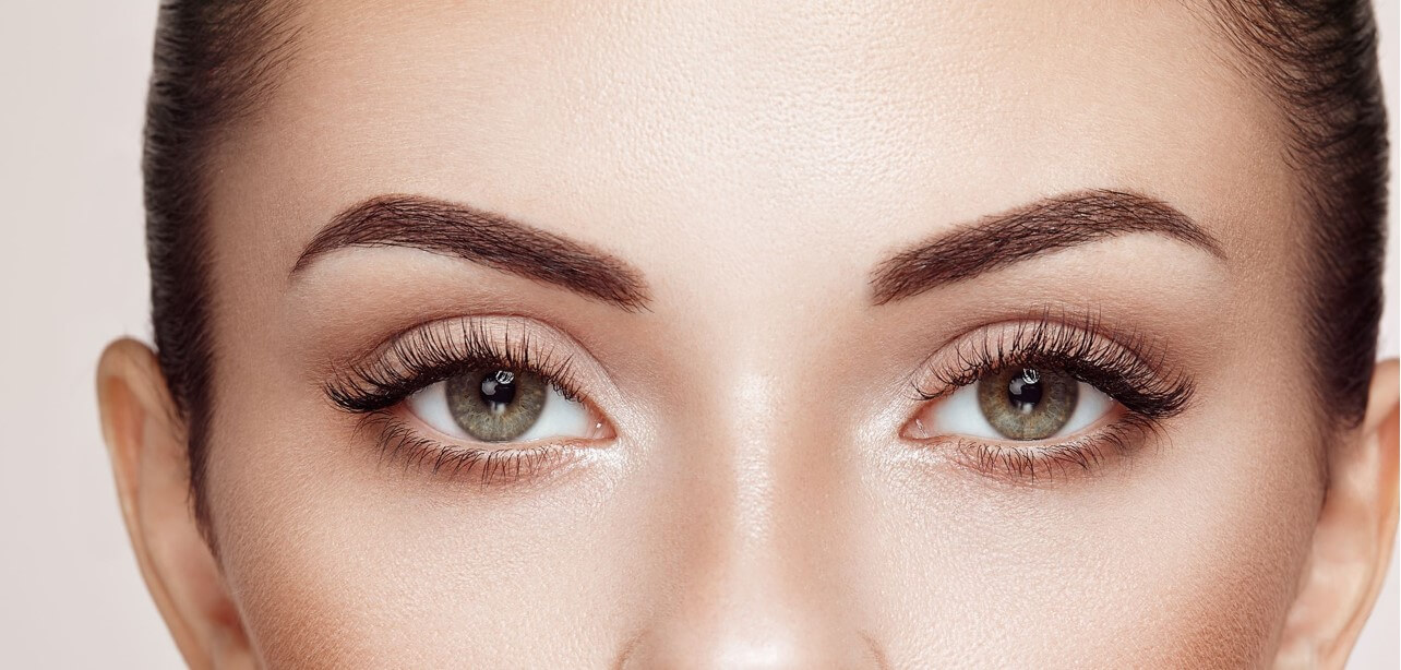 woman with microbladed eyebrows